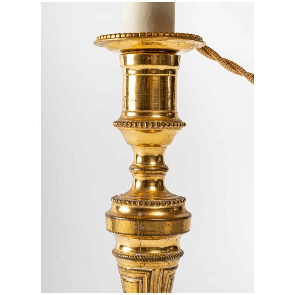 Paire de flambeaux en bronze ciselé et doré montés en lampes fin de l’époque Louis XVI 7