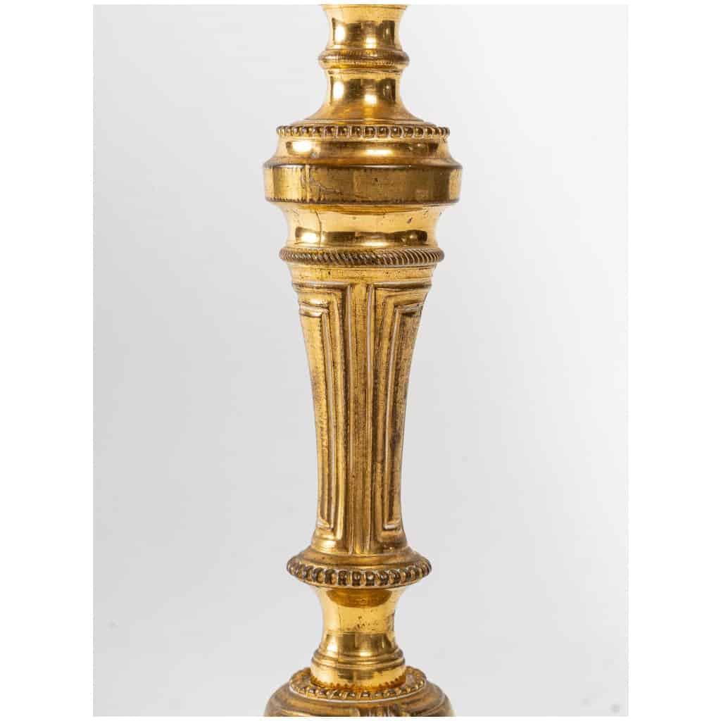 Paire de flambeaux en bronze ciselé et doré montés en lampes fin de l’époque Louis XVI 8
