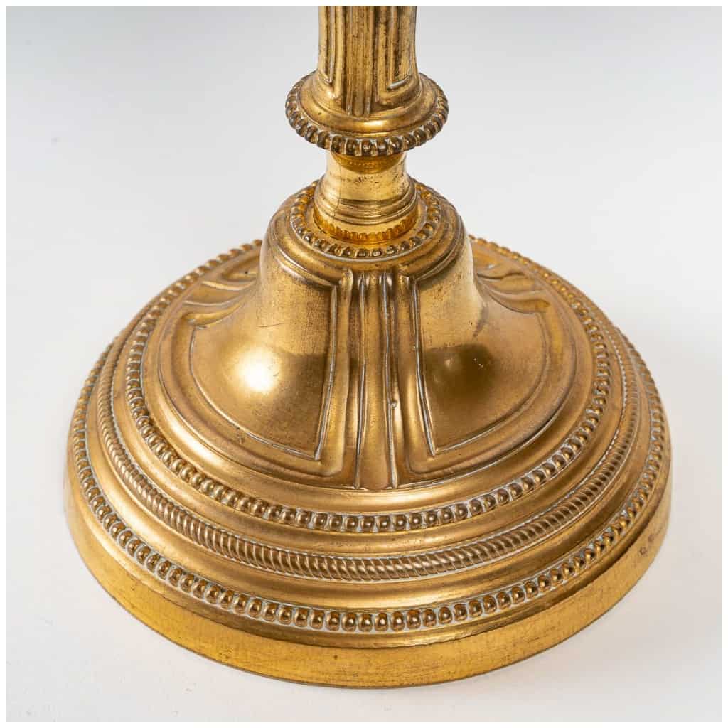 Paire de flambeaux en bronze ciselé et doré montés en lampes fin de l’époque Louis XVI 9