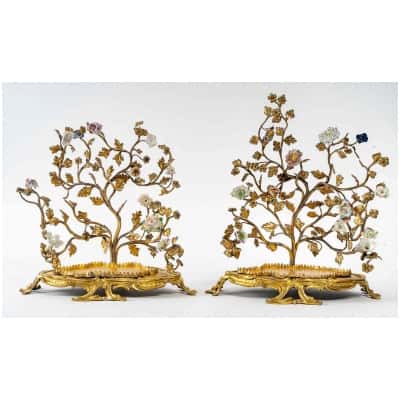 Paire de montures de style Louis XV en bronze doré à décor de feuillages et fleurettes en porcelaine vers 1800