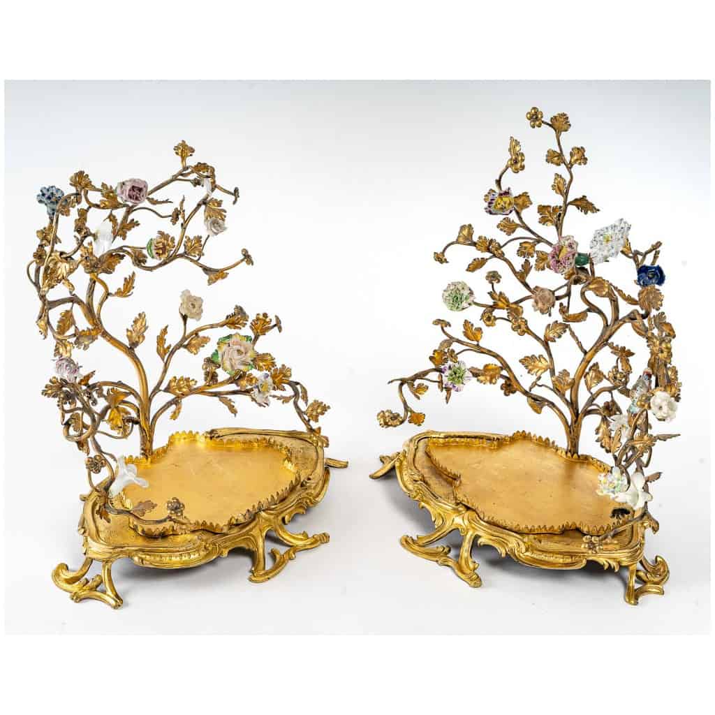 Paire de montures de style Louis XV en bronze doré à décor de feuillages et fleurettes en porcelaine vers 1800 4
