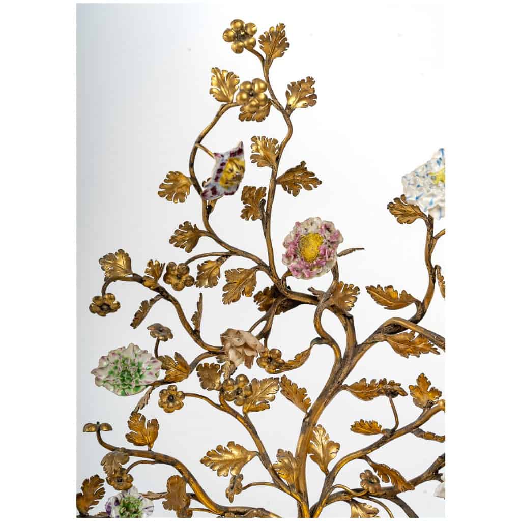 Paire de montures de style Louis XV en bronze doré à décor de feuillages et fleurettes en porcelaine vers 1800 5