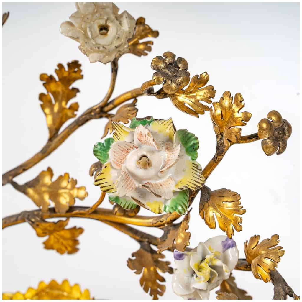 Paire de montures de style Louis XV en bronze doré à décor de feuillages et fleurettes en porcelaine vers 1800 7