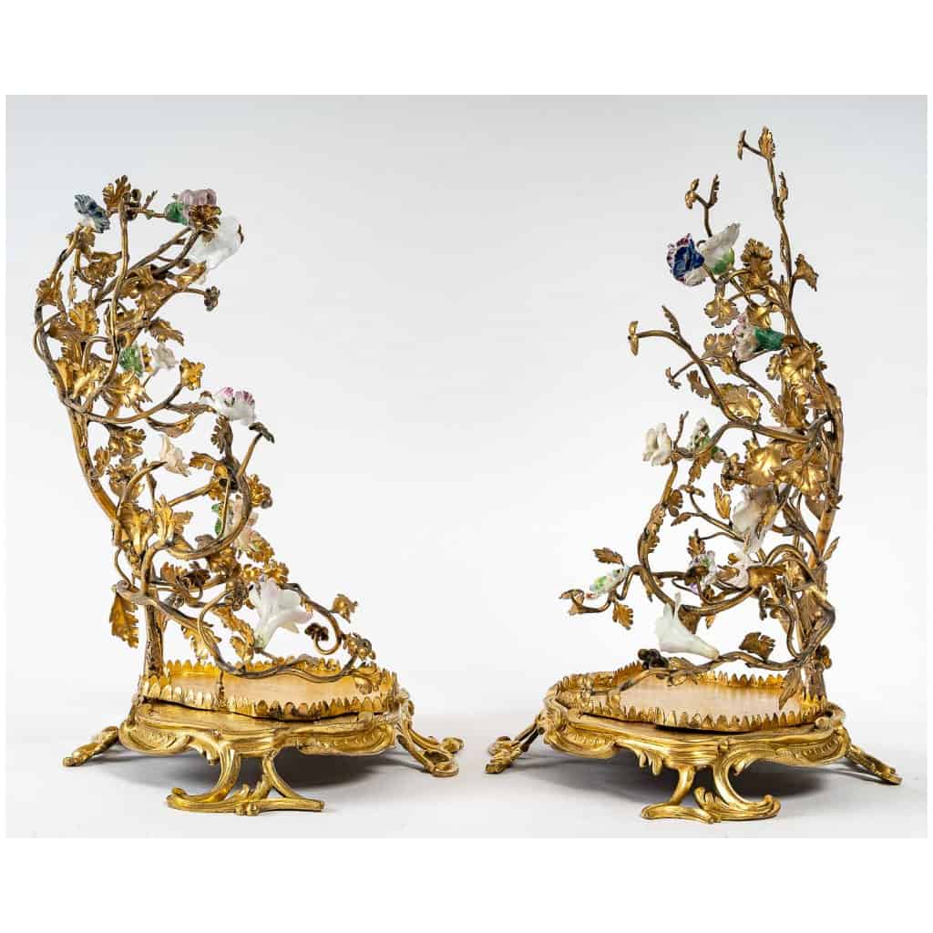 Paire de montures de style Louis XV en bronze doré à décor de feuillages et fleurettes en porcelaine vers 1800 9