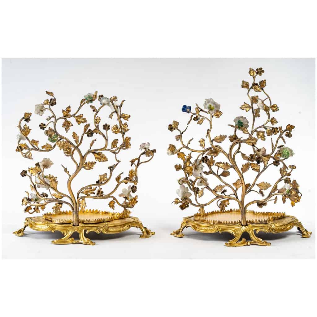 Paire de montures de style Louis XV en bronze doré à décor de feuillages et fleurettes en porcelaine vers 1800 10