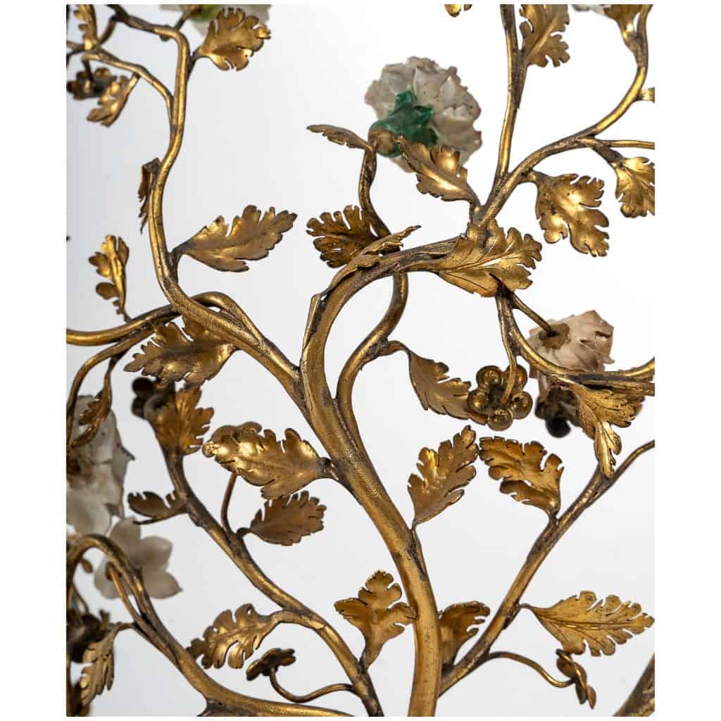 Paire de montures de style Louis XV en bronze doré à décor de feuillages et fleurettes en porcelaine vers 1800 11