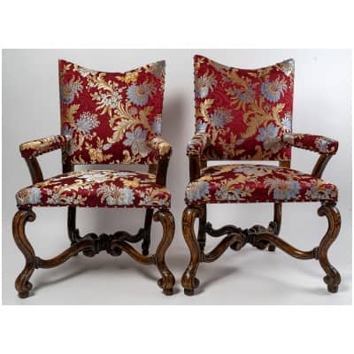 Paire de fauteuils à coiffer en noyer mouluré et sculpté Italie début du XVIIIème siècle