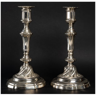 Paire de flambeaux à fûts à pans coupés en bronze argenté époque Régence vers 1720