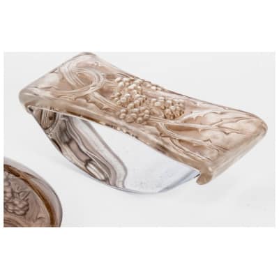 1920 René Lalique – Buvard Mûres Verre Blanc Patiné Brun – Monture Métal d’Origine
