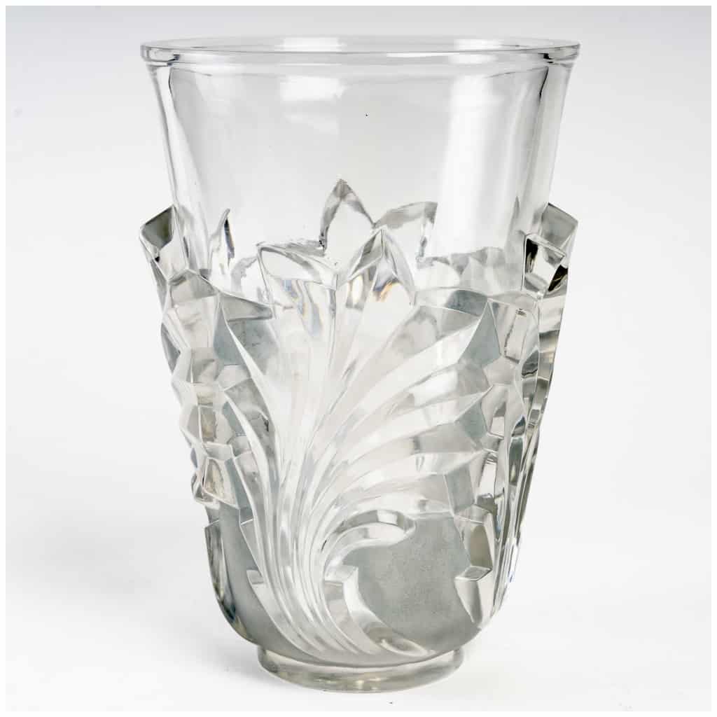 Marc Lalique – Vase Surcouf Feuilles Cristal Blanc Patiné Bleu Gris 3