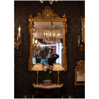 Important miroir à fronton orné en bois sculpté laqué et doré époque Louis XVI vers 1780