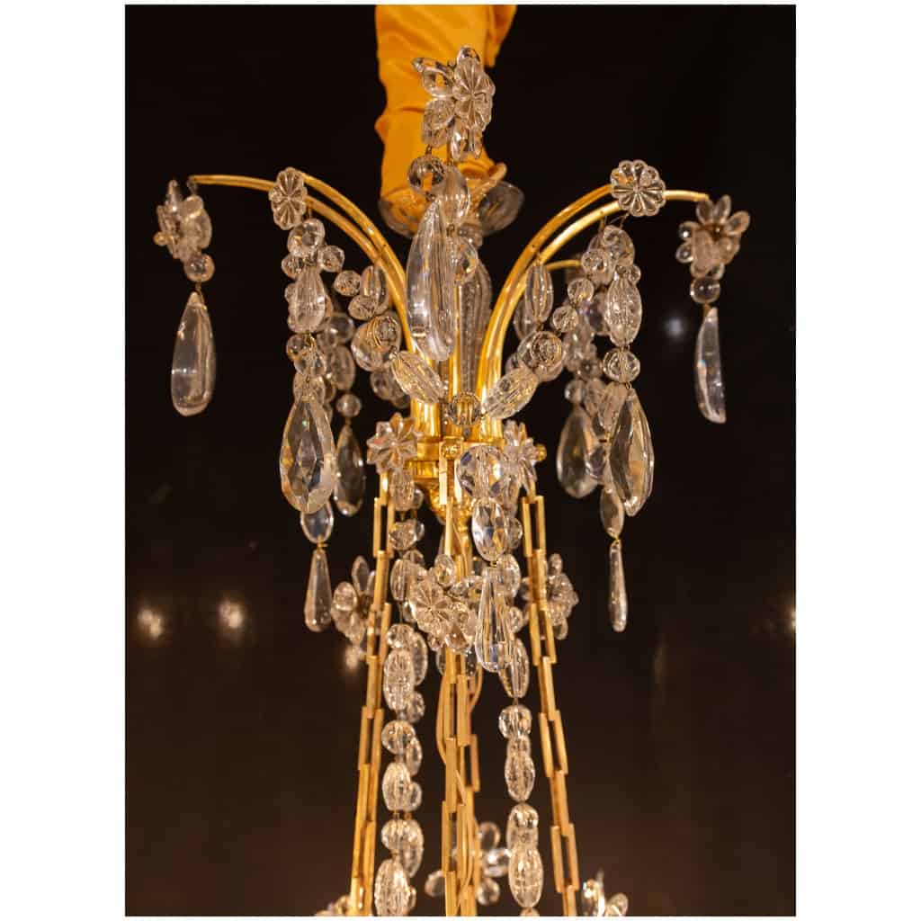 Lustre Marie-Antoinette de style Louis XVI en bronze ciselé et doré à décor de cristal signé Baccarat vers 1890 4