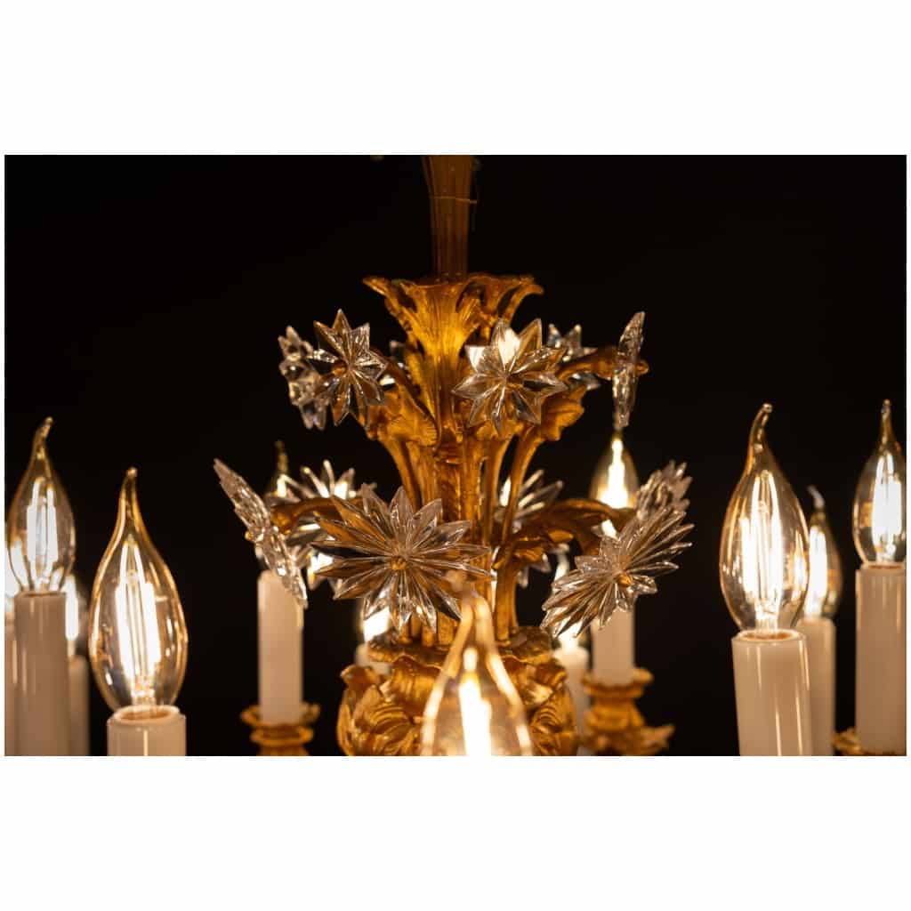 Important lustre en bronze ciselé et doré de feuillages rocailles et beau décor de cristal taillé d’époque Napoléon III vers 1850-1870 6
