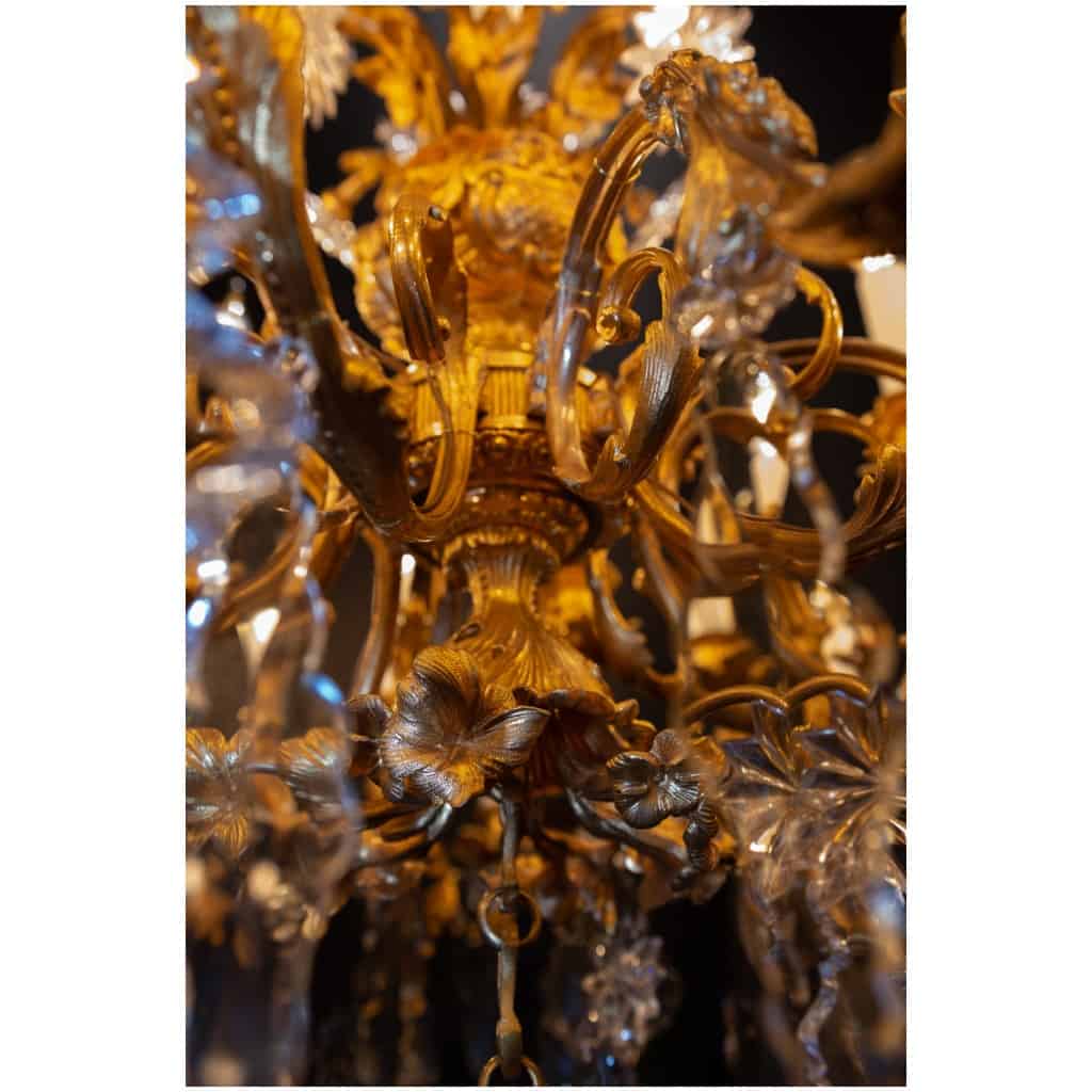 Important lustre en bronze ciselé et doré de feuillages rocailles et beau décor de cristal taillé d’époque Napoléon III vers 1850-1870 12