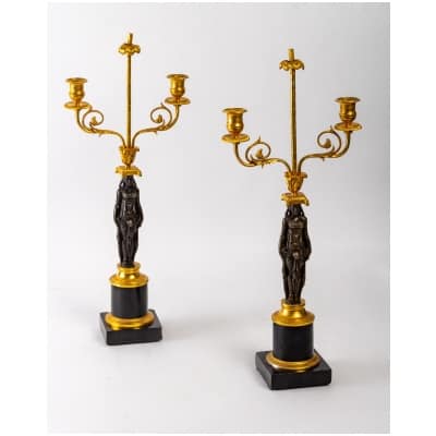 Paire de candélabres à décor d’Athéniennes en bronze patiné et doré époque Empire vers 1810