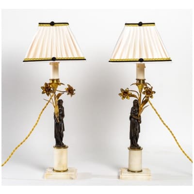 Paire de bougeoirs en marbre et bronze ciselé à décor de Femme à l’Antique époque Directoire