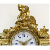 Pendule en bronze doré au mercure au décor de Cupidon avec deux tourterelles, avec plaques de porcelaine, mouvement avec suspension à fil de soie, haut. 28 cm, sur base bois doré, (Mi. XIXe) 6