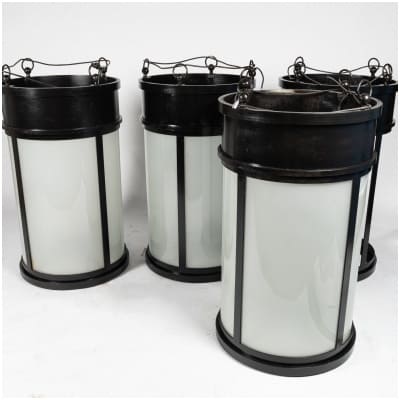 Series of 4 cast iron and sandblasted glass lanterns, XNUMXth century