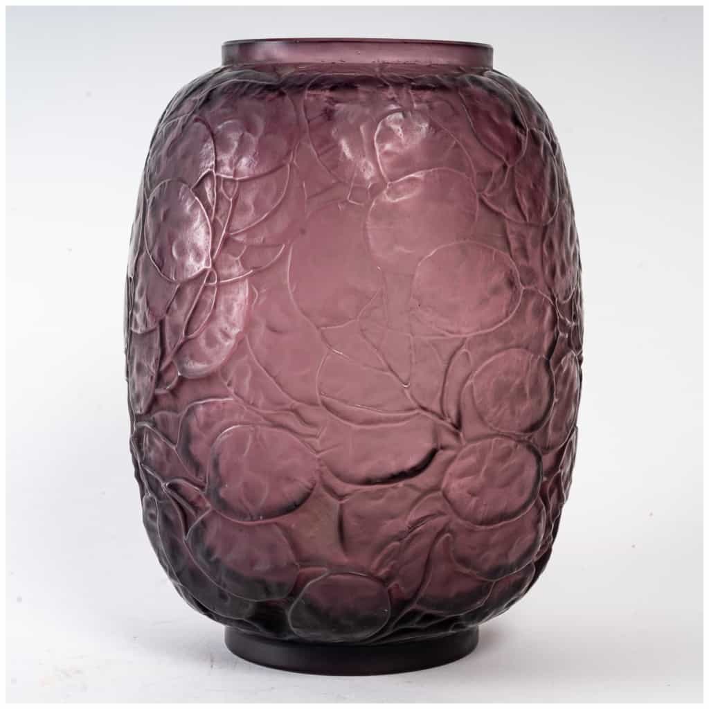 René Lalique: Amethyst-tinted "Pope's Coin" Vase -1914 4