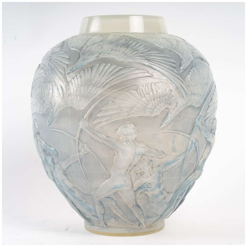 René LALIQUE : Vase « ARCHERS » Opalescent 4