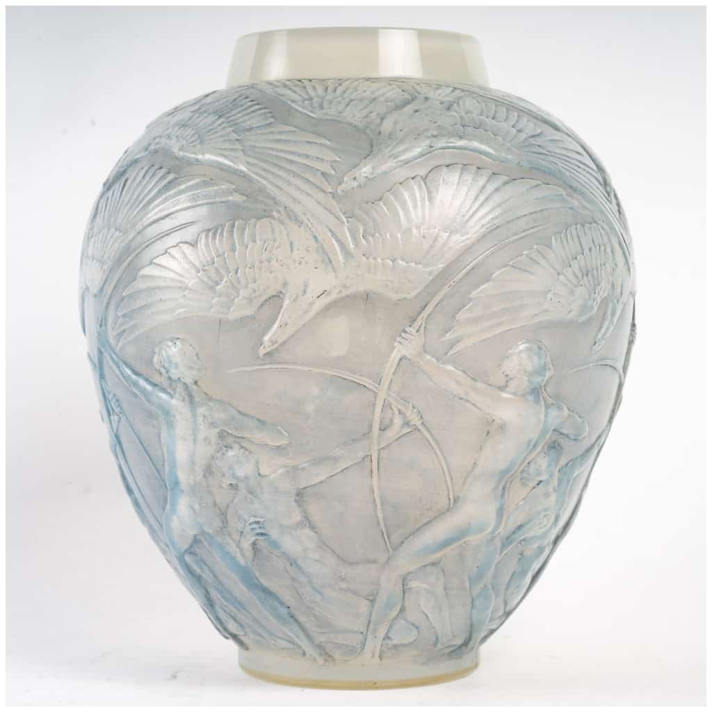 René LALIQUE : Vase « ARCHERS » Opalescent 5