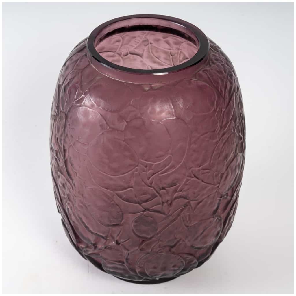 René Lalique: Amethyst-tinted "Pope's Coin" Vase -1914 6