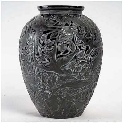 1923 René Lalique – Vase Martin Pêcheurs Black Glass with White Patina