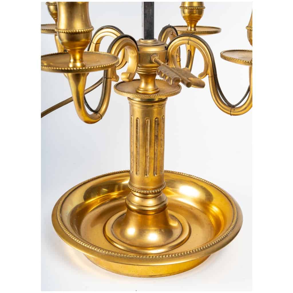 Grande lampe bouillotte en bronze doré de style Louis XVI. 4
