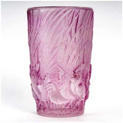 1928 René Lalique – Vase Roosters And Feathers Patinated White Glass Pink Purple