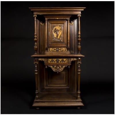 Cabinet au Cupidon en noyer sculpté et doré, XIXe