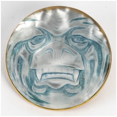 1911 René Lalique – Broche Masque Verre Blanc Sur Clinquant Argent Patiné Bleu
