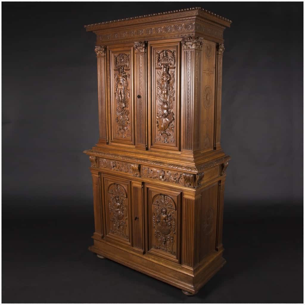 Buffet two bodies with the attributes of the war in carved walnut, XIXand 5