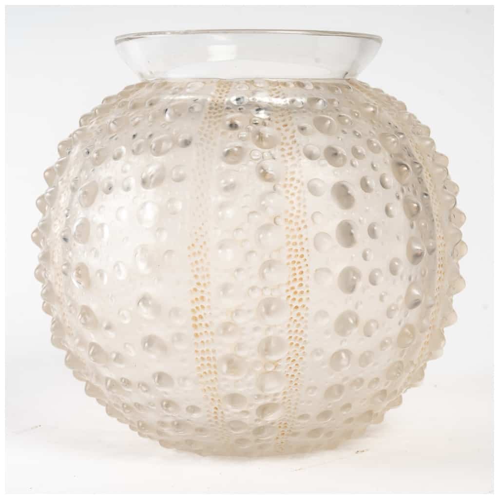 René Lalique (1860 -1945): Ball vase "Oursin" model 5