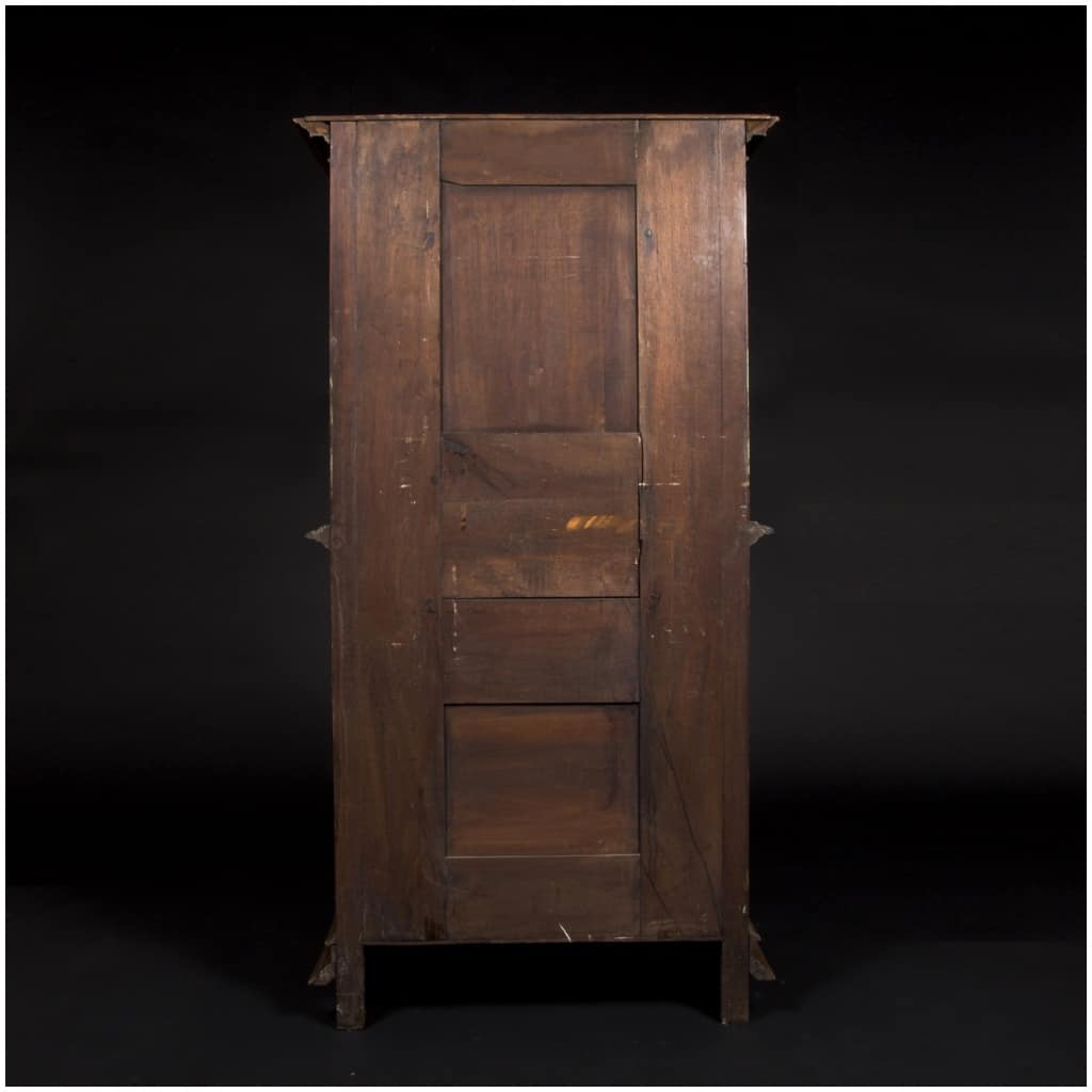 Cupid cabinet in carved and gilded walnut, XIXand 7