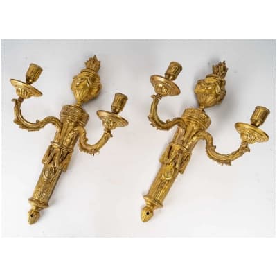Paire d’appliques à deux bras de lumière en bronze ciselé et doré d’époque Louis XVI
