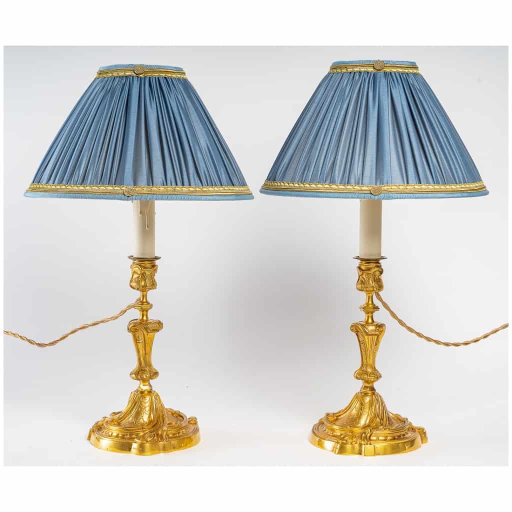 Paire de bougeoirs Rocaille en bronze ciselé et doré signée Daubrée vers 1850-1860 montés en lampes 3