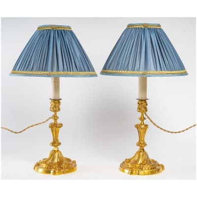 Paire de bougeoirs Rocaille en bronze ciselé et doré signée Daubrée vers 1850-1860 montés en lampes