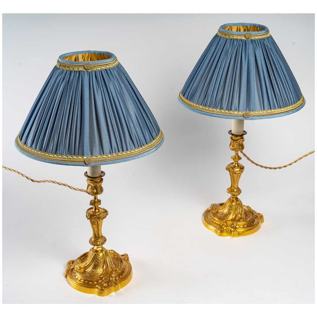 Paire de bougeoirs Rocaille en bronze ciselé et doré signée Daubrée vers 1850-1860 montés en lampes 5