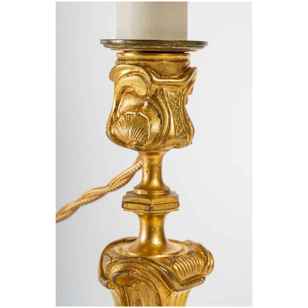 Paire de bougeoirs Rocaille en bronze ciselé et doré signée Daubrée vers 1850-1860 montés en lampes 6