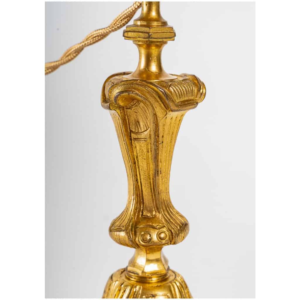 Paire de bougeoirs Rocaille en bronze ciselé et doré signée Daubrée vers 1850-1860 montés en lampes 7