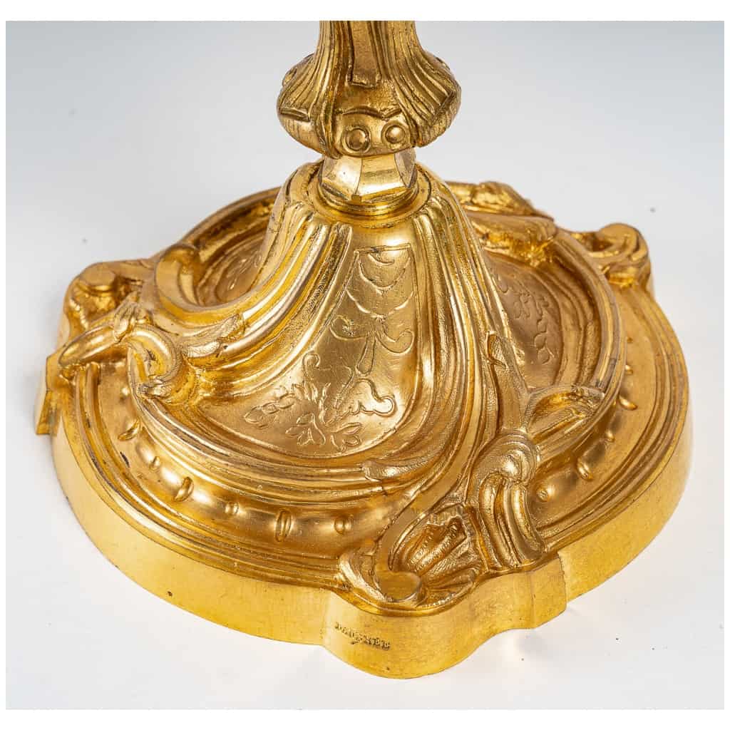 Paire de bougeoirs Rocaille en bronze ciselé et doré signée Daubrée vers 1850-1860 montés en lampes 8