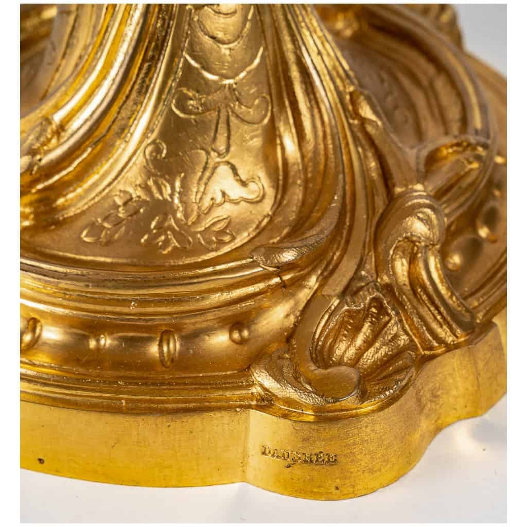 Paire de bougeoirs Rocaille en bronze ciselé et doré signée Daubrée vers 1850-1860 montés en lampes 9