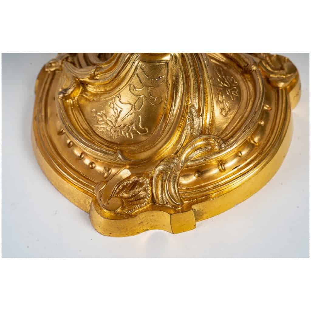 Paire de bougeoirs Rocaille en bronze ciselé et doré signée Daubrée vers 1850-1860 montés en lampes 10