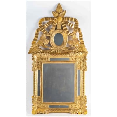 Miroir en bois doré à parecloses et fronton ajouré d’époque Louis XVI vers 1780