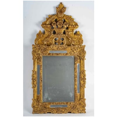 Miroir à parecloses et à fronton en bois doré d’époque Régence vers 1715-1723