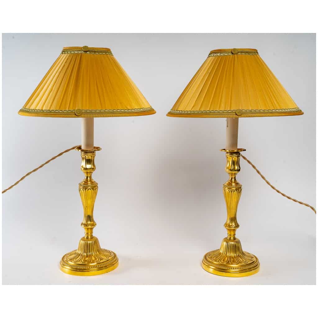 Paire de flambeaux en bronze ciselé et doré montés en lampes d’époque Louis XVI 3