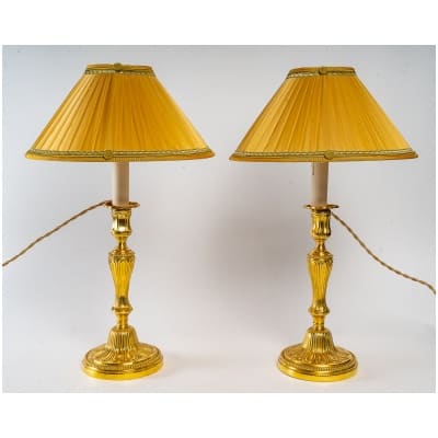 Paire de flambeaux en bronze ciselé et doré montés en lampes d’époque Louis XVI