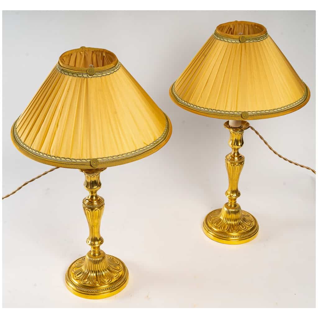 Paire de flambeaux en bronze ciselé et doré montés en lampes d’époque Louis XVI 4