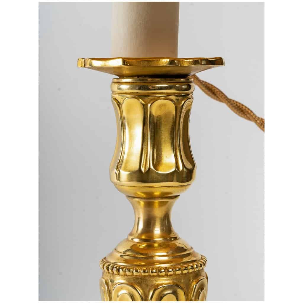 Paire de flambeaux en bronze ciselé et doré montés en lampes d’époque Louis XVI 6