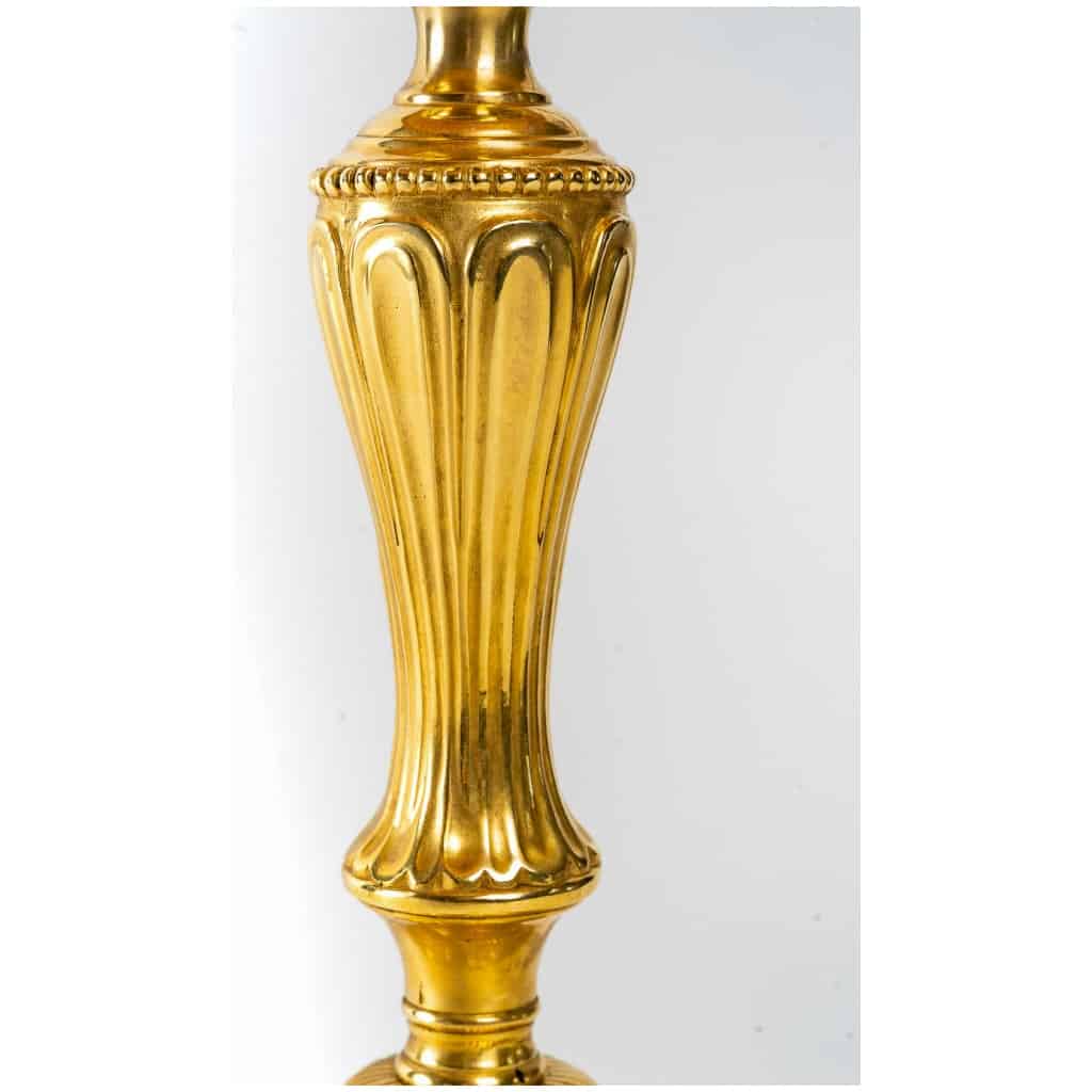 Paire de flambeaux en bronze ciselé et doré montés en lampes d’époque Louis XVI 7